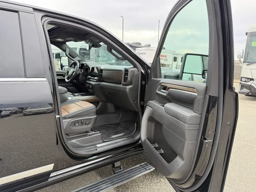 2025 Chevrolet Silverado 3500HD High Country | Photo 19 of 23