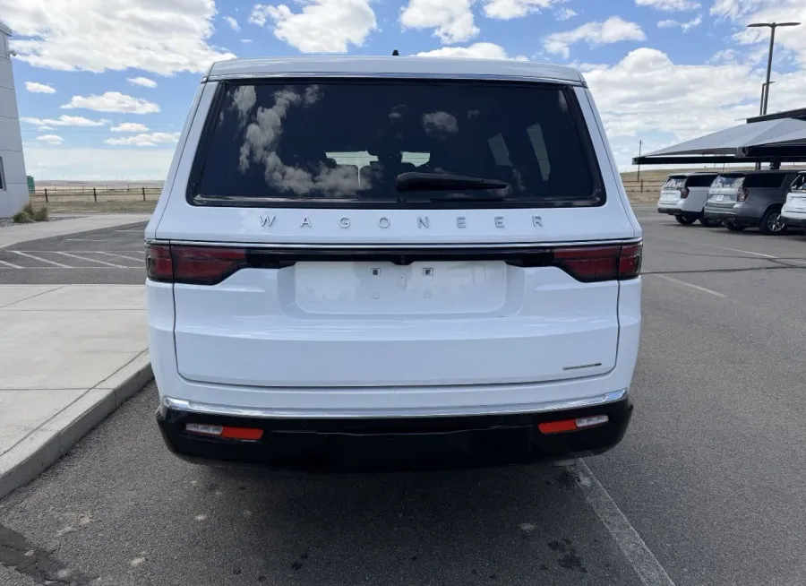2024 Jeep Wagoneer Series II | Photo 5 of 8