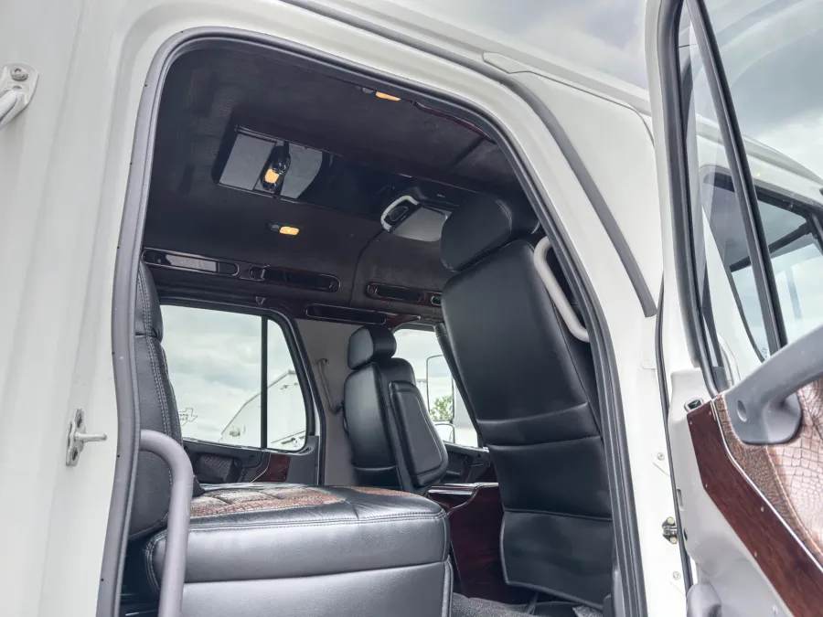 2022 Freightliner M2 112 Western Hauler | Photo 16 of 19