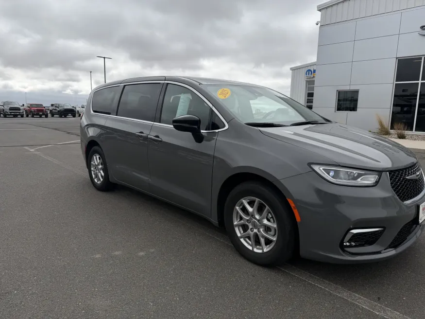 2025 Chrysler Pacifica Select | Photo 1 of 20