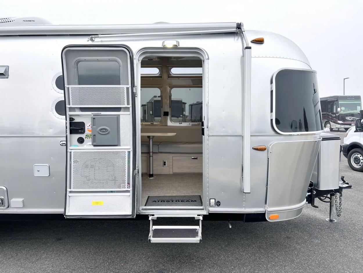 2021 Airstream Globetrotter 30RB | Photo 4 of 21