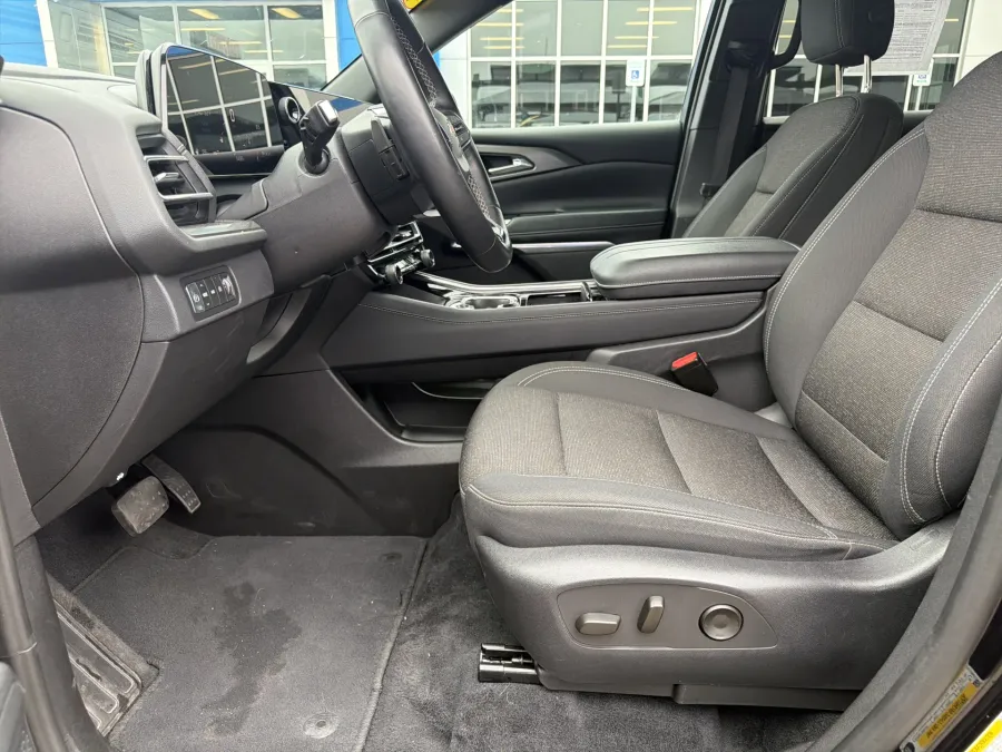 2024 Chevrolet Traverse AWD LT | Photo 9 of 21