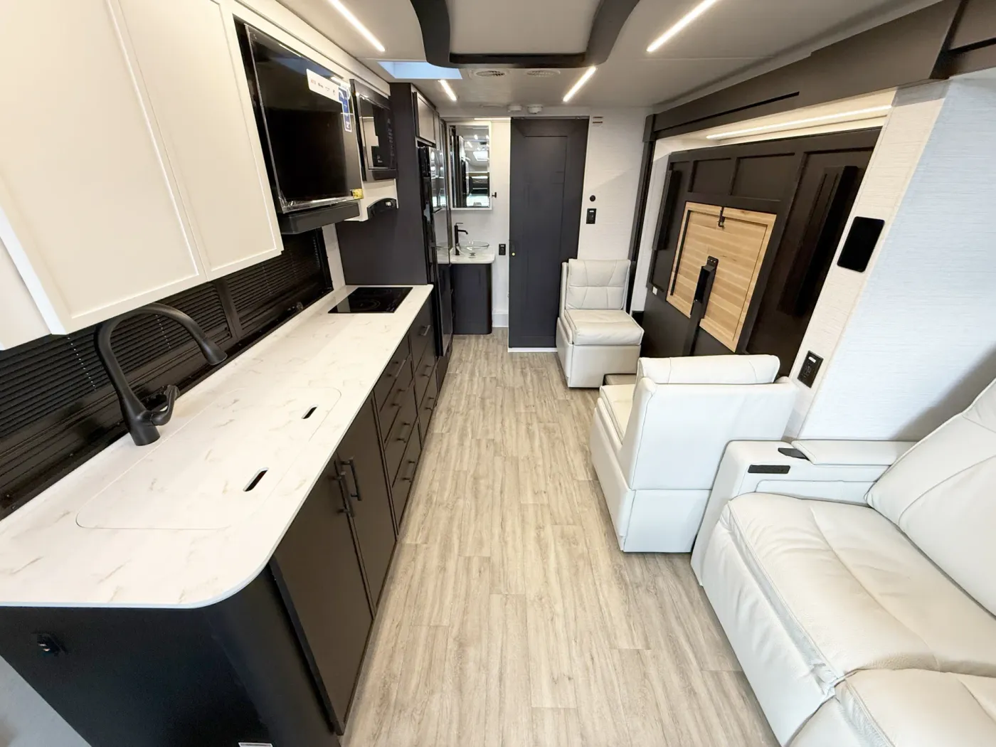2026 Newmar Freedom Aire 2515 | Photo 4 of 23