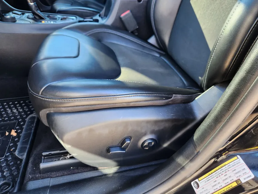 2019 Jeep Cherokee Latitude Plus | Photo 9 of 29