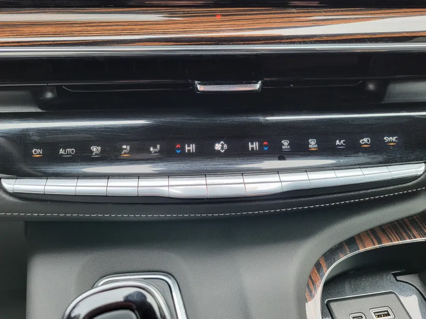 2024 Cadillac Escalade 4WD Premium Luxury | Photo 16 of 33