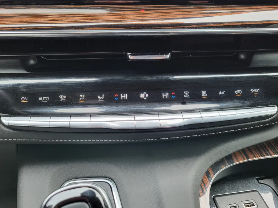 2024 Cadillac Escalade 4WD Premium Luxury | Photo 16 of 33