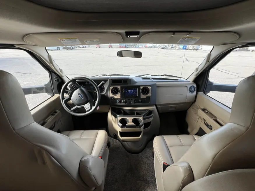 2022 Thor Four Winds 27R | Photo 11 of 37