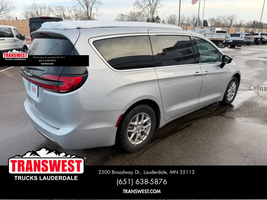 2024 Chrysler Pacifica Touring L | Photo 4 of 24
