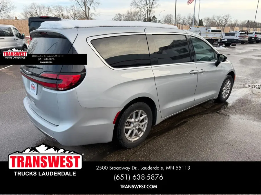 2024 Chrysler Pacifica Touring L | Photo 4 of 24
