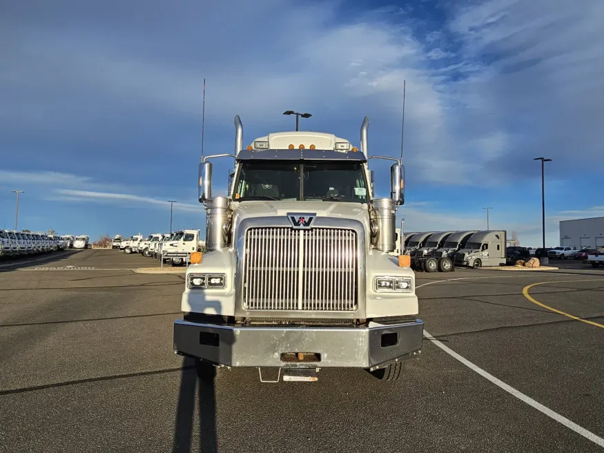 2021 Western Star 4900SA | Photo 2 of 20