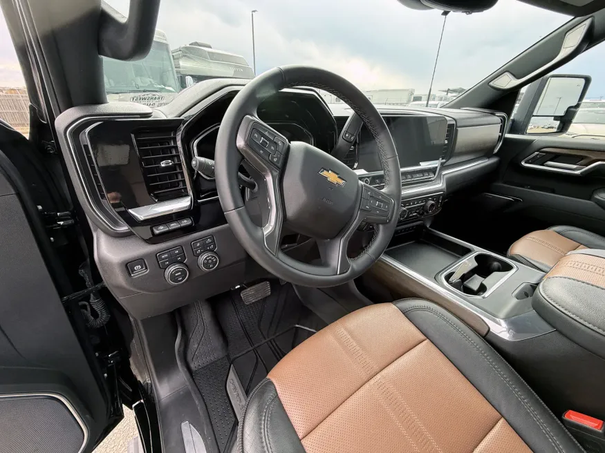 2025 Chevrolet Silverado 3500HD High Country | Photo 5 of 23