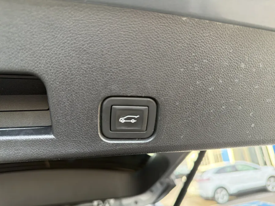 2025 Chevrolet Traverse AWD LT | Photo 9 of 22