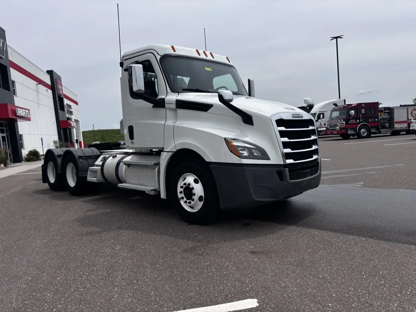 2020 Freightliner Cascadia 126 | Photo 3 of 15