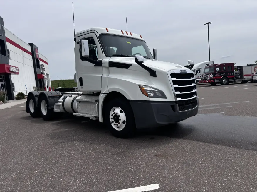2020 Freightliner Cascadia 126 | Photo 3 of 15