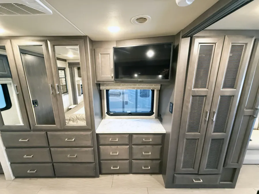 2023 Thor Inception 38MX | Photo 7 of 45