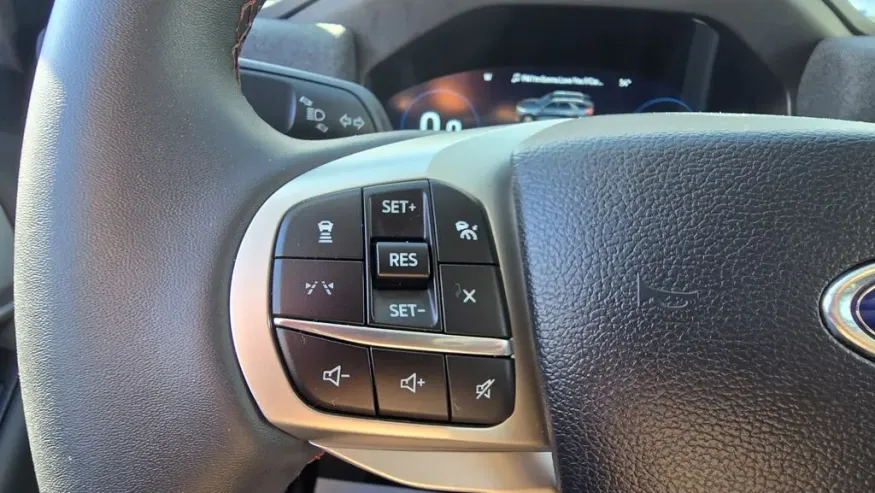 2025 Ford Explorer | Photo 15 of 30