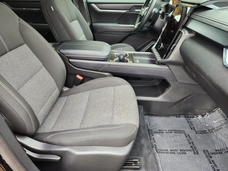 2025 GMC Acadia AWD Elevation | Photo 17 of 29