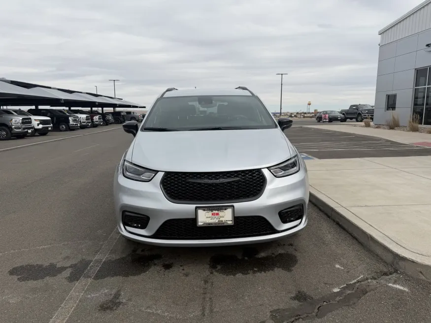 2026 Chrysler Pacifica Select | Photo 2 of 18