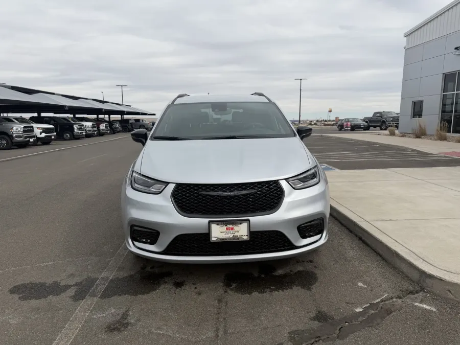 2026 Chrysler Pacifica Select | Photo 2 of 18