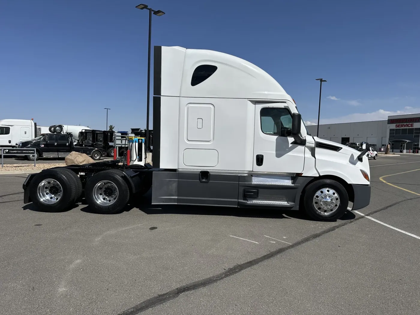 2022 Freightliner Cascadia 126 | Photo 4 of 21