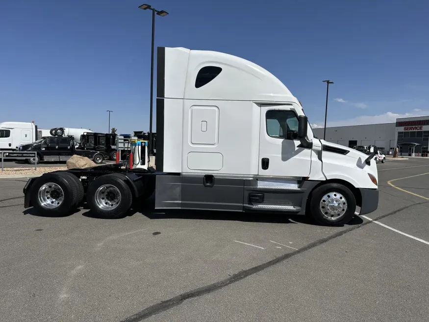 2022 Freightliner Cascadia 126 | Photo 4 of 21