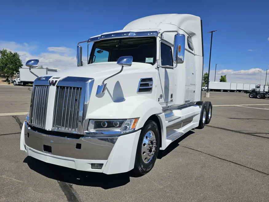 2022 Western Star 5700XE | Photo 1 of 23