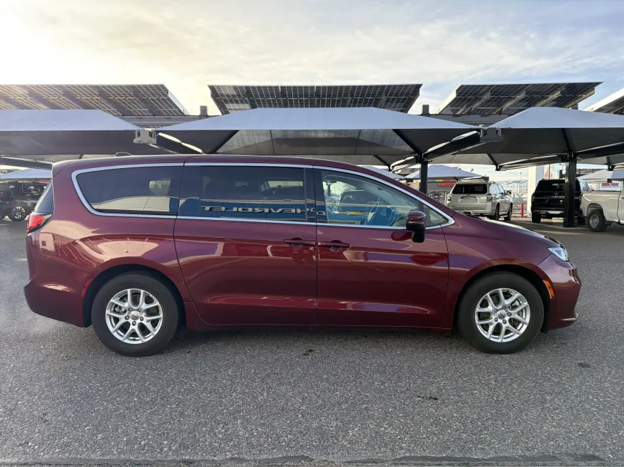 2023 Chrysler Pacifica Touring L | Photo 5 of 23