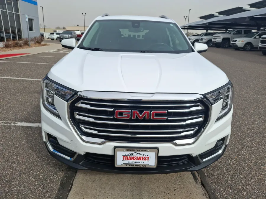 2024 GMC Terrain SLT | Photo 7 of 21