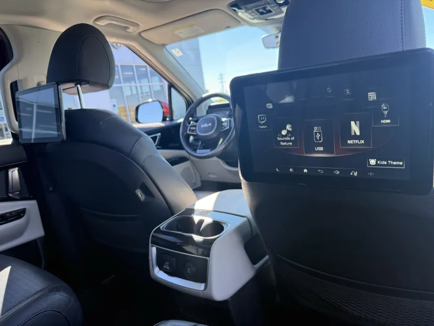 2022 Kia Carnival SX Prestige | Photo 16 of 28