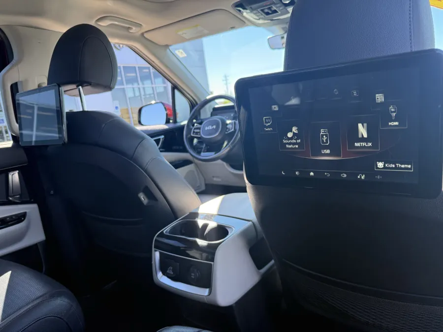 2022 Kia Carnival SX Prestige | Photo 16 of 28