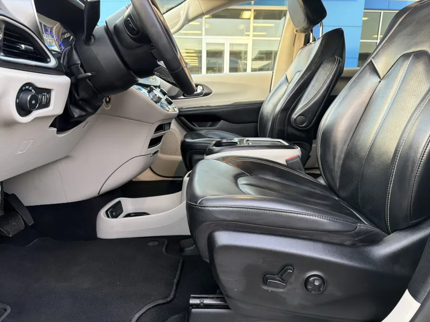 2023 Chrysler Pacifica Touring L | Photo 16 of 22