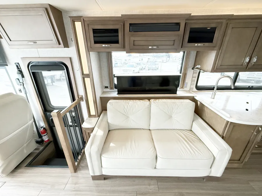 2022 Newmar Canyon Star 3722 | Photo 8 of 28