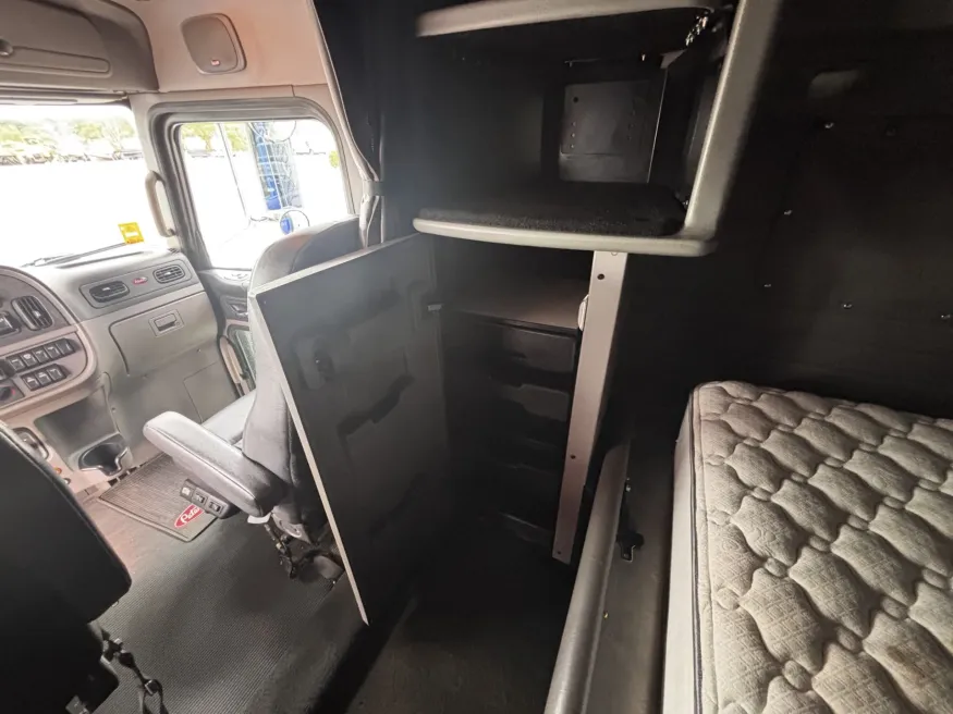 2022 Peterbilt 389 | Photo 17 of 20