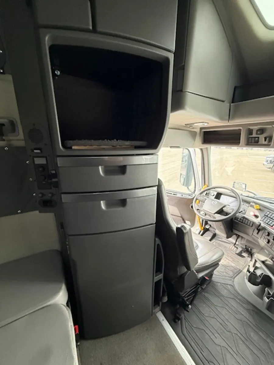 2024 Volvo VNL | Photo 16 of 18