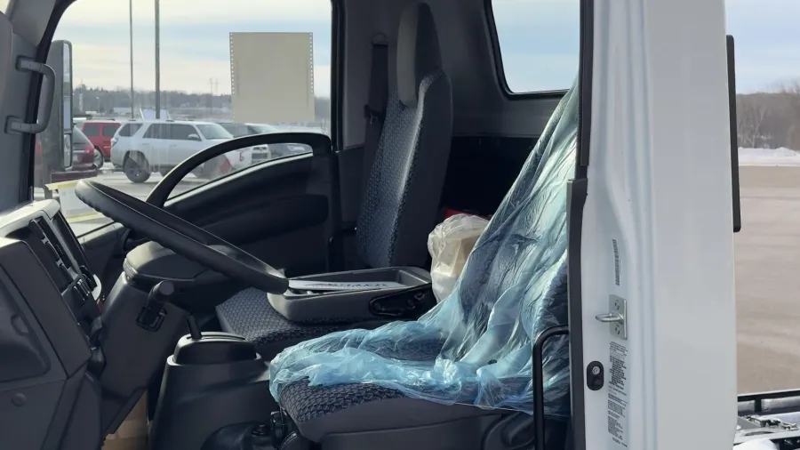 2024 Isuzu NRR | Photo 8 of 15