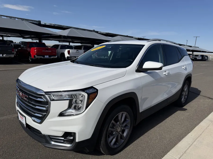 2024 GMC Terrain SLT | Photo 3 of 20