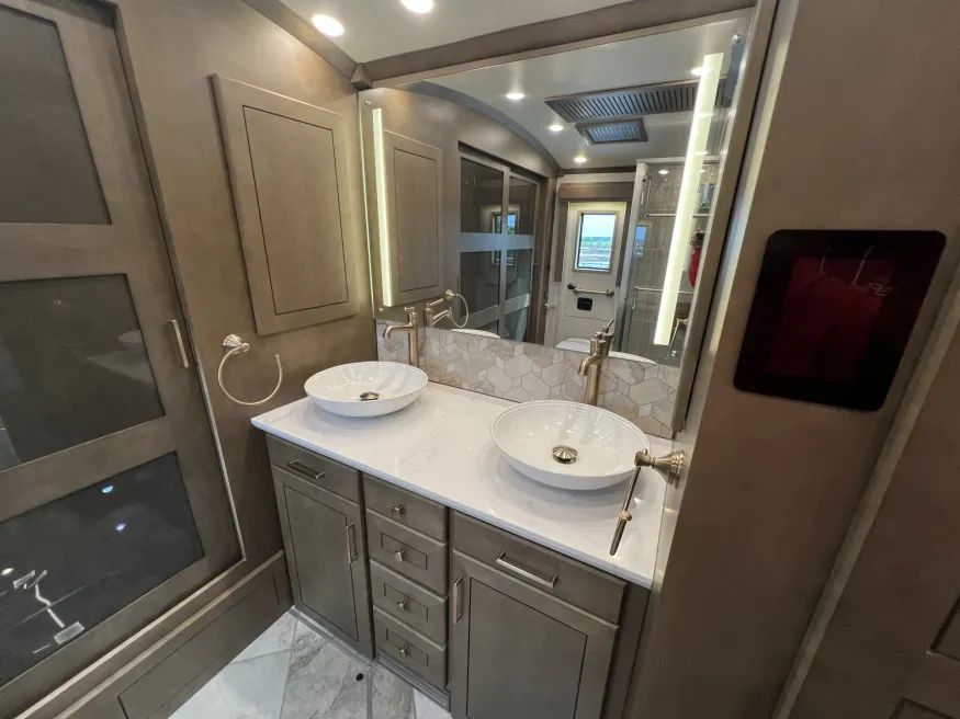 2027 Newmar Essex 4551 | Photo 22 of 39