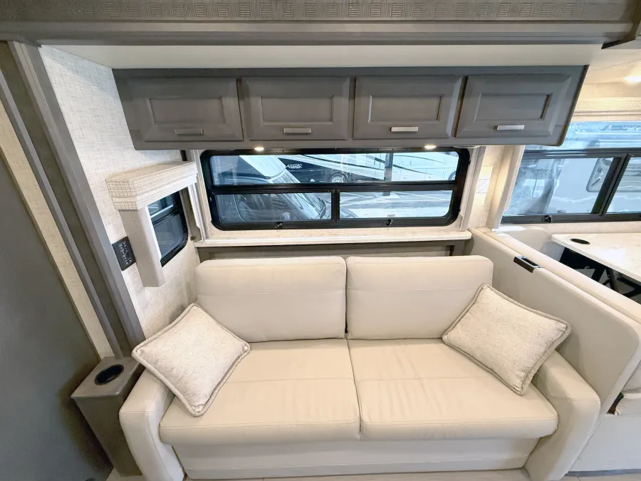 2023 Thor Inception 38MX | Photo 10 of 45