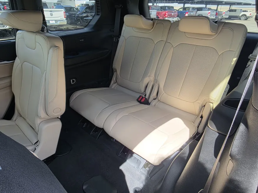 2023 Jeep Grand Cherokee L Limited | Photo 13 of 29