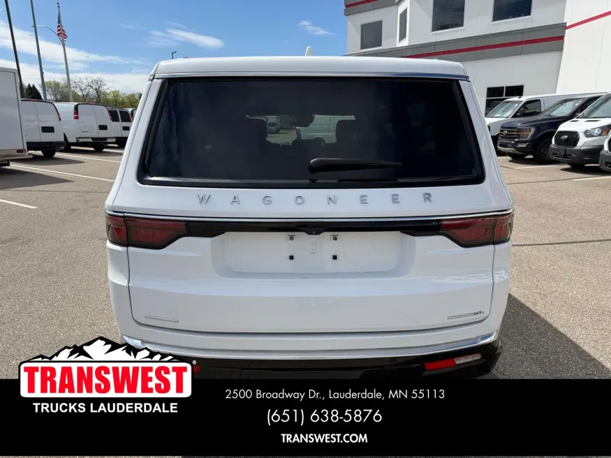 2023 Jeep Wagoneer L Series III | Photo 15 of 23