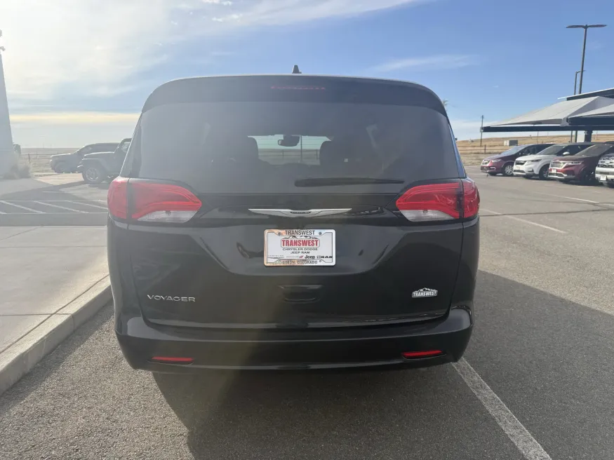 2023 Chrysler Voyager LX | Photo 6 of 20