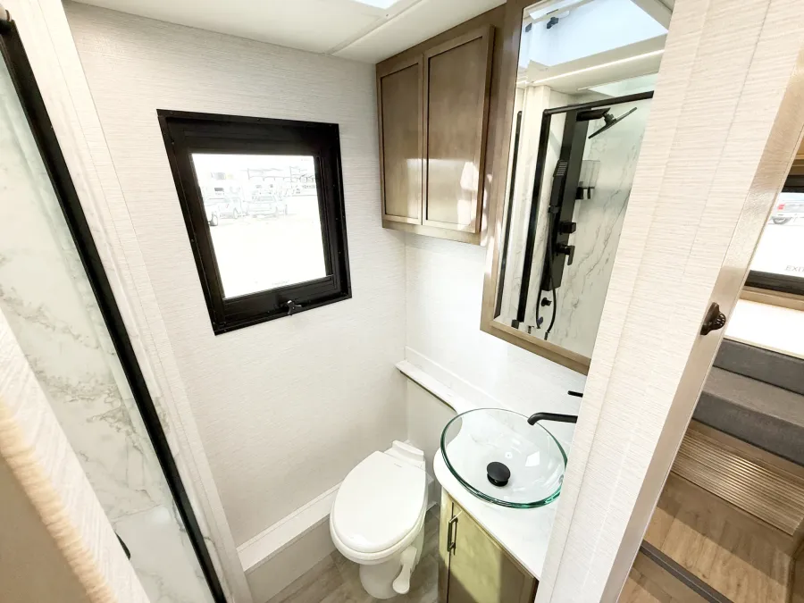 2027 Newmar Freedom Aire 2512 | Photo 12 of 25