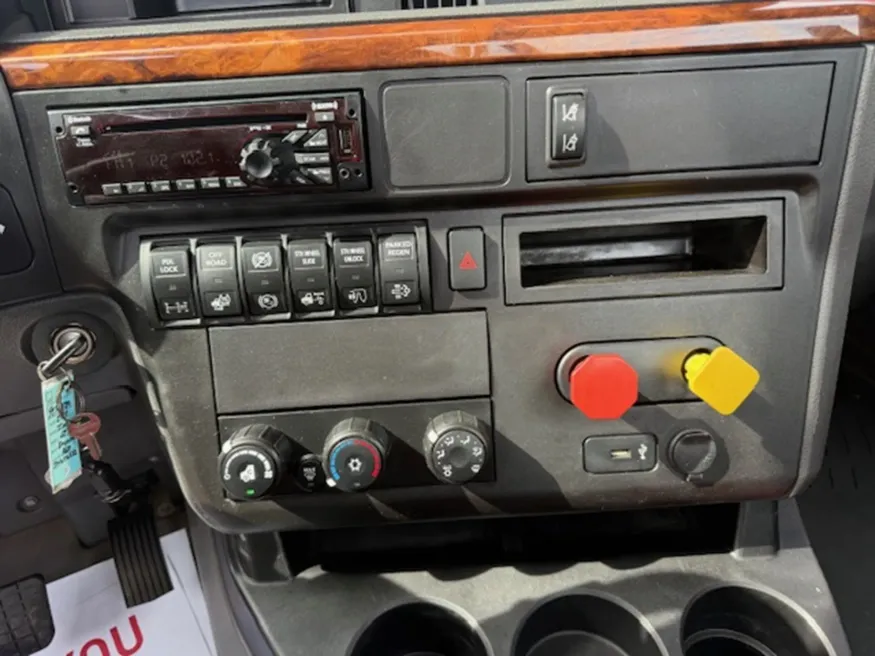 2018 International LT | Photo 10 of 11