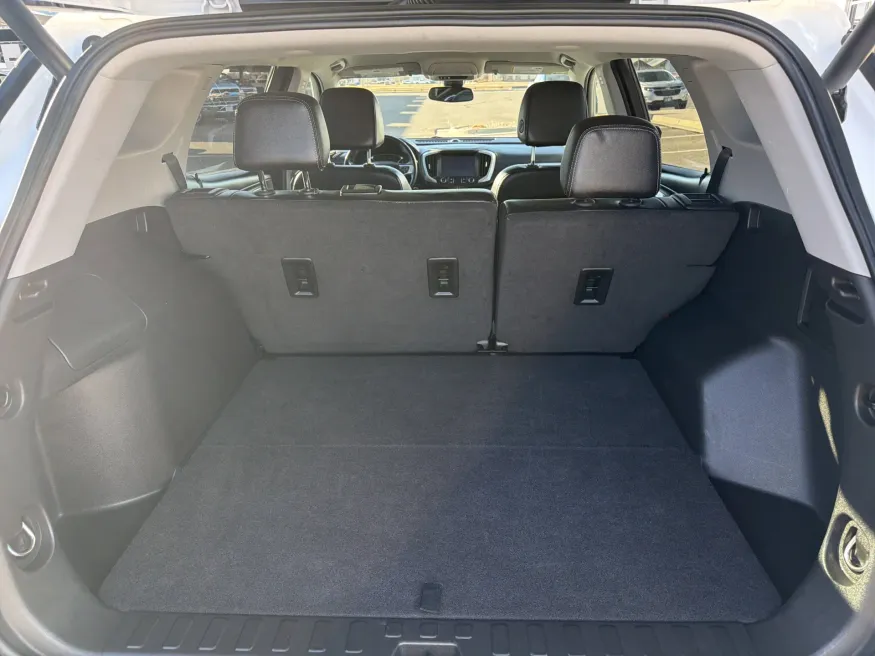 2024 GMC Terrain SLT | Photo 8 of 22