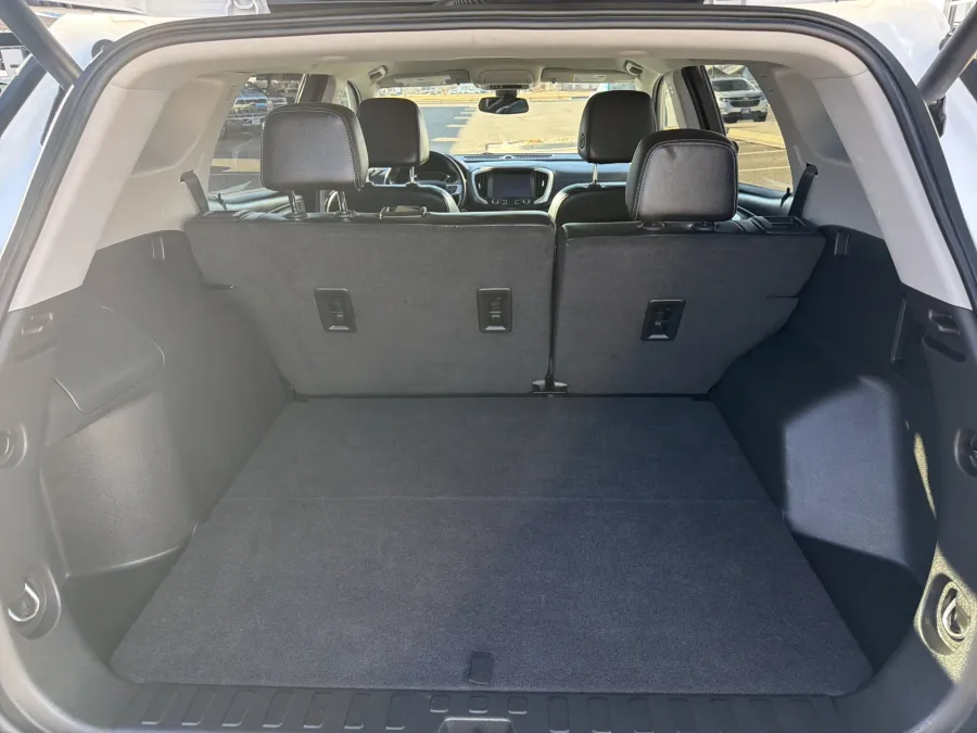 2024 GMC Terrain SLT | Photo 8 of 22