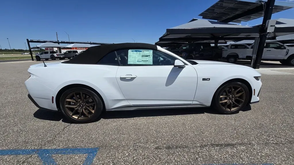 2025 Ford Mustang | Photo 4 of 31