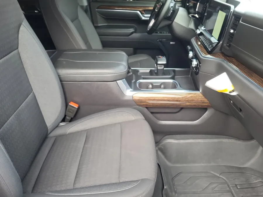 2025 GMC Sierra 1500 Elevation | Photo 9 of 23