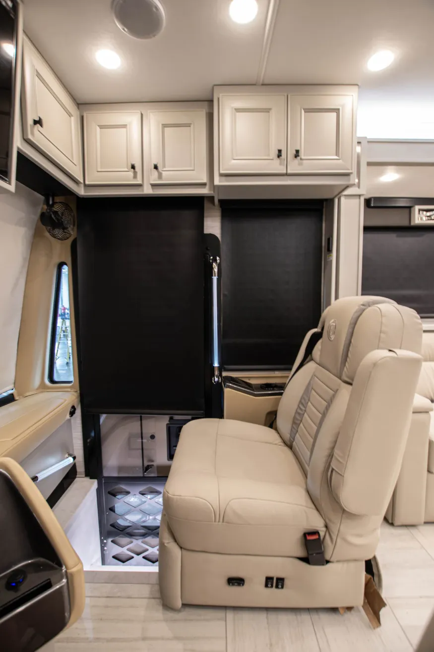 2026 Tiffin Phaeton 37BH | Photo 9 of 25