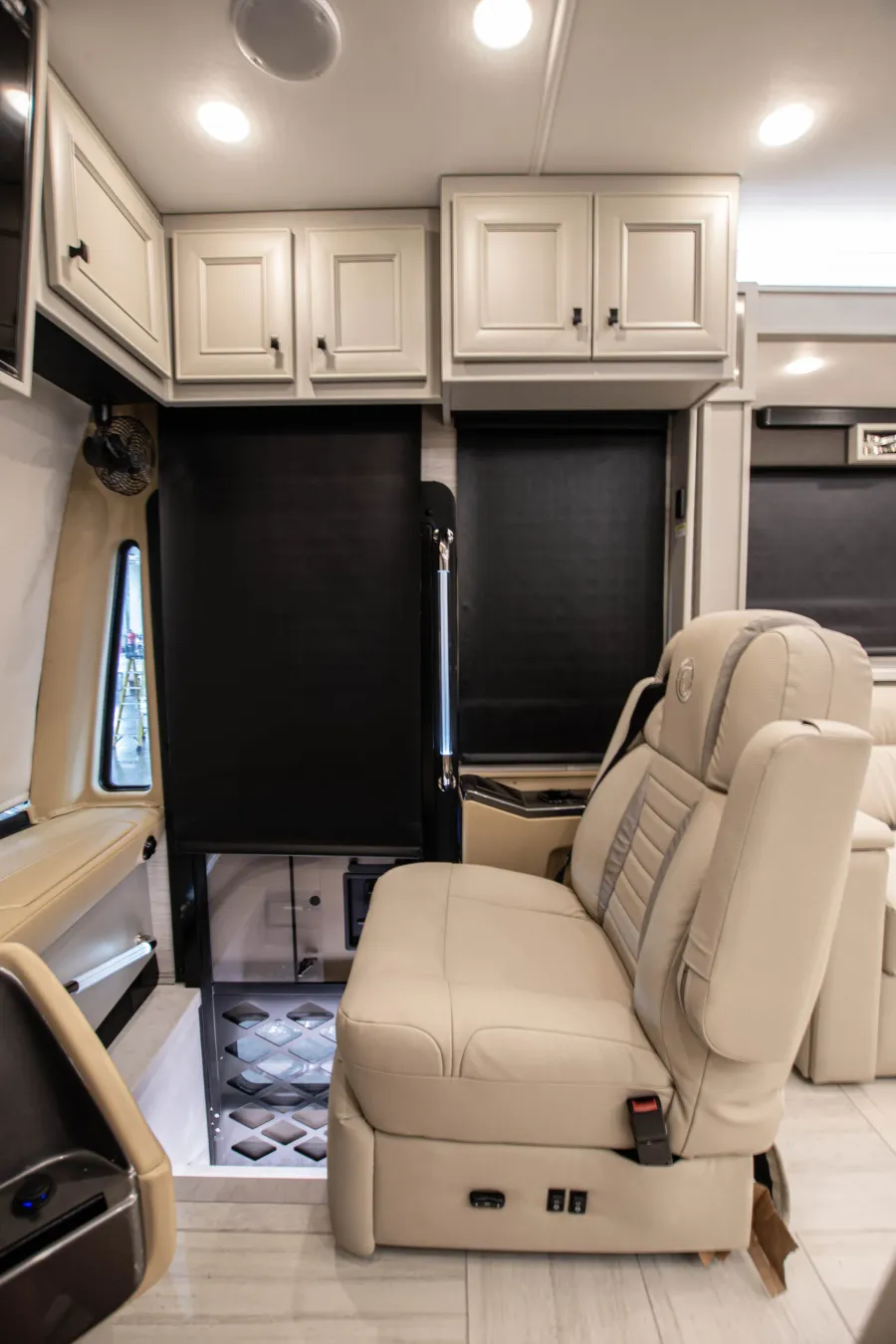 2026 Tiffin Phaeton 37BH | Photo 9 of 25