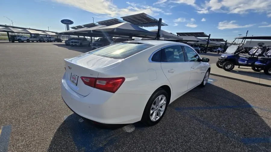 2024 Chevrolet Malibu | Photo 5 of 27